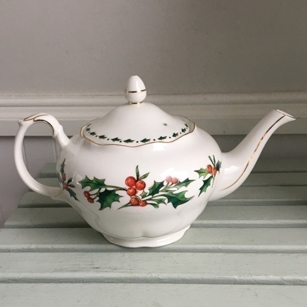Vintage Teapot A Cup of Christmas Tea
by WALDMAN HOUSE - 4 Cup